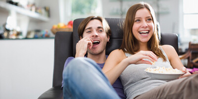COUPLE-WATCHING-tv